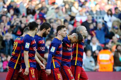 Los jugadores del barcelona celebran un gol de Neymar.