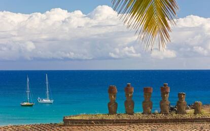 Moais en la playa de Anakena, en la Isla de Pascua. 