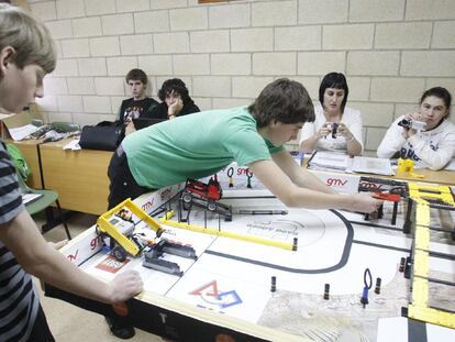 Alumnos de la ikastola Lauro prueban el robot antes de ir al concurso de Estados Unidos.