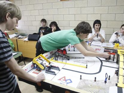 Alumnos de la ikastola Lauro prueban el robot antes de ir al concurso de Estados Unidos.