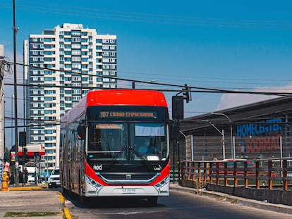 Un autobús circula por las calles de Santiago de Chile.