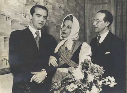 Federico Garc&iacute;a Lorca con la actriz Margarita Xirgu y el dramaturgo Cipriano Rivas Cherif, en el Teatro Espa&ntilde;ol, de Madrid, en 1931.