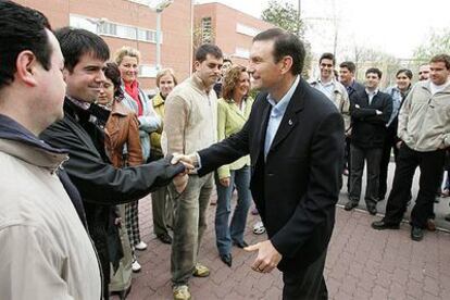 El <i>lehendakari</i>, Juan José Ibarretxe, saluda a un grupo de jóvenes antes de un acto en la Universidad del País Vasco, en Vitoria.