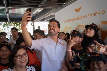 El candidato a la presidencia de Mexico, Jorge Alvarez Maynez posa con selfies junto a jóvenes y estudiantes en Hermosillo, Sonora.