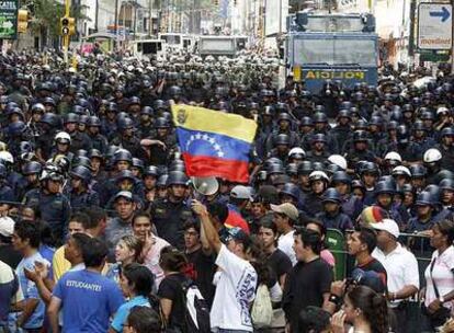 La policía antidisturbios corta el paso a una marcha de estudiantes en el centro de Caracas.
