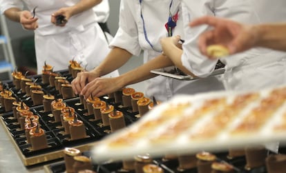 "Tenemos el desafío de hacer de la cocina una de las actividades más importantes porque la sociedad lo necesita enormemente", ha dicho Gastón Acurio en su homenaje, rodeado de los mejores cocineros españoles.