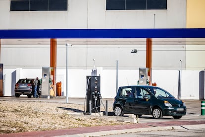 Un coche de combustión aparcado en una estación de carga de coches eléctricos, en Toledo.