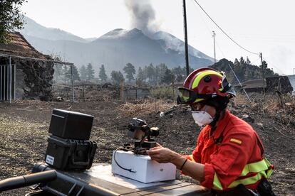 Una experta de la Unidad Militar de Emergencias (UME) controla los drones desplegados para ver la evolución de la colada del volcán en la isla canaria de La Palma.