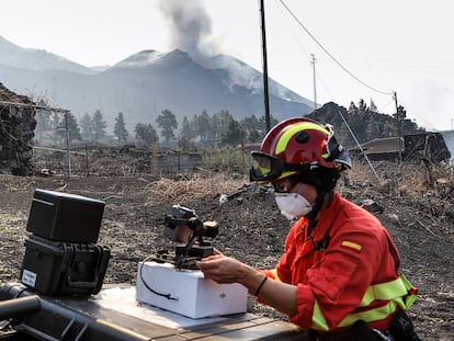 Una experta de la Unidad Militar de Emergencias (UME) controla los drones desplegados para ver la evolución de la colada del volcán en la isla canaria de La Palma.