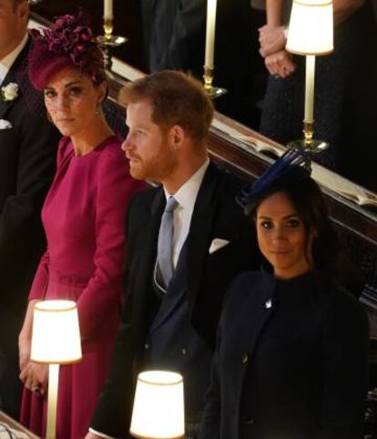 De izquierda a derecha: Kate Middleton, Enrique de Inglaterra y Meghan Markle, en la boda de Eugenia de York, este octubre.