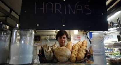 Sandra es la dueña de La Pistola, un despacho de pan en el mercado de san Fernando.