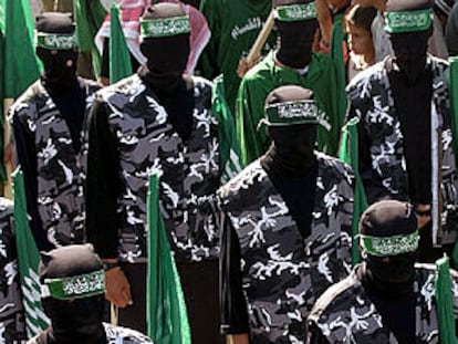 Miembros de Hamás se manifiestan enmascarados contra EE UU en el campo de refugiados de Jabaliya.