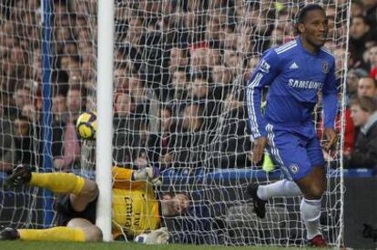 Drogba celebra uno de sus dos goles al Arsenal ante Almunia.