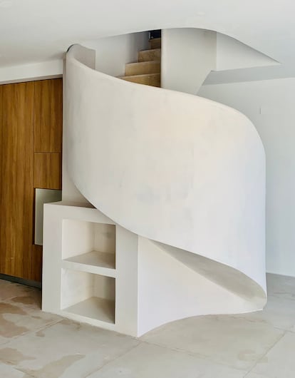 Una impresionante escalera recubierta de microcemetno es el corazón de esta casa diseñada por Arenaa Studio. 