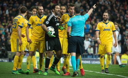 Buffon, depois de ser expulso.