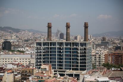 Edificios de las antiguas oficinas de Fecsa Endesa en los jardines de las Tres Chimeneas junto al Paral·lel de Barcelona en una imagen de archivo.