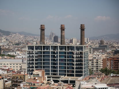 Edificios de las antiguas oficinas de Fecsa Endesa en los jardines de les Tres Xemeneies de Barcelona, en el barrio del Poble Sec.