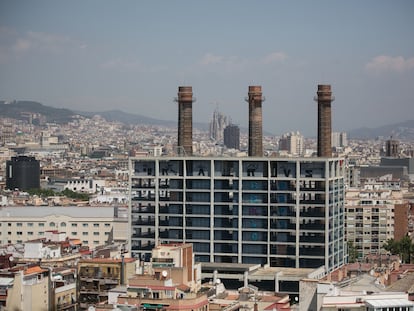 Edificios de las antiguas oficinas de Fecsa Endesa en los jardines de las Tres Chimeneas junto al Paral·lel de Barcelona en una imagen de archivo.