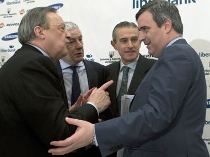 Florentino Pérez conversa con Miguel Cardenal en un acto de Europa Press.