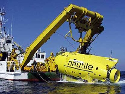 Imagen del batiscafo francés <i>Nautile</i> mientras es depositado en el mar.