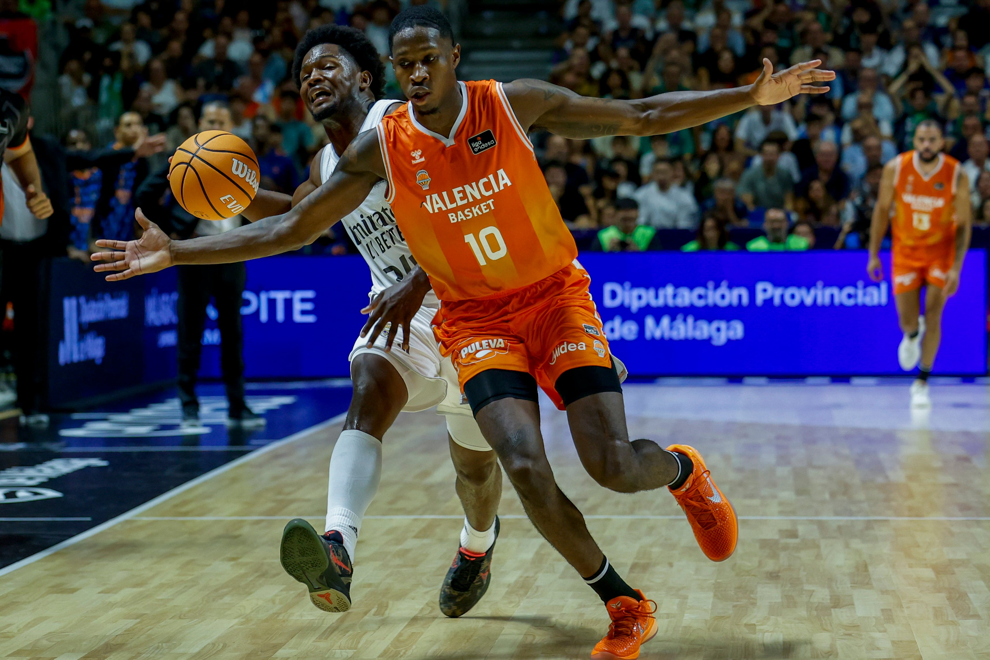 Valencia Basket Debuta en Euroliga con Victoria Trabajada ante ASVEL Villeurbanne, Liderado por Omari Moore