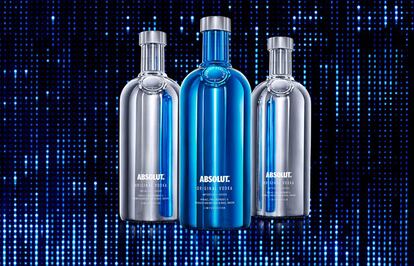 Absolut Electrik. El vodka, la bebida de moda, se presenta en una edición limitada especial donde la botella de color azul es la gran protagonista. Precio: 15 euros.