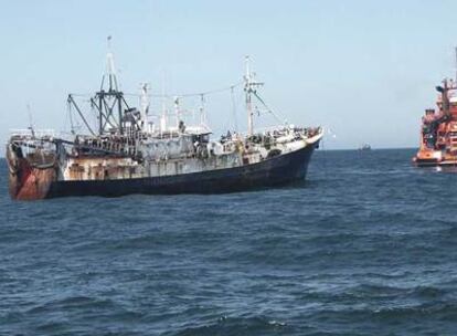 El buque <i>Marine I,</i> cuando se encontraba fondeado a 12 millas de las costas de Mauritania, el pasado viernes.