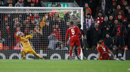 Parada de Oblak tras un disparo de Roberto Firmino.