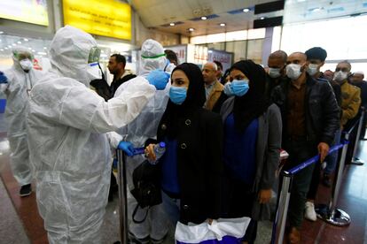 Controles médicos contra o coronavírus no aeroporto de Najaf, no Iraque.