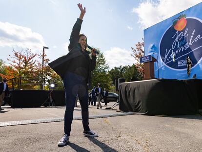 Kamala Harris y su sello de identidad, sus zapatillas Converse.