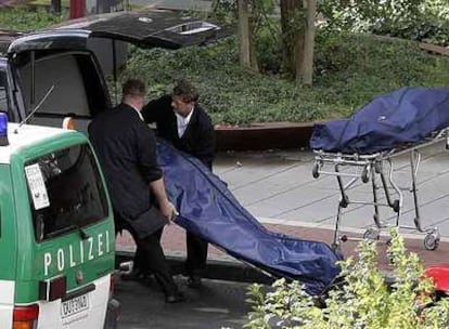 Empleados del servicio funerario trasladan a dos de las víctimas en la localidad de Duisburgo.