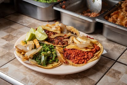 Tacos de chorizo verde, rojo y  tamarindo, en Ciudad de México, el 12 de agosto del 2025.