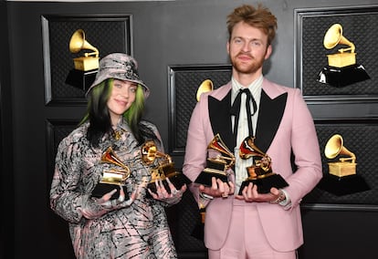 La cantante junto a su hermano y productor, Finneas, en marzo de 2021 en la ceremonia de los Grammy en Los Ángeles. 