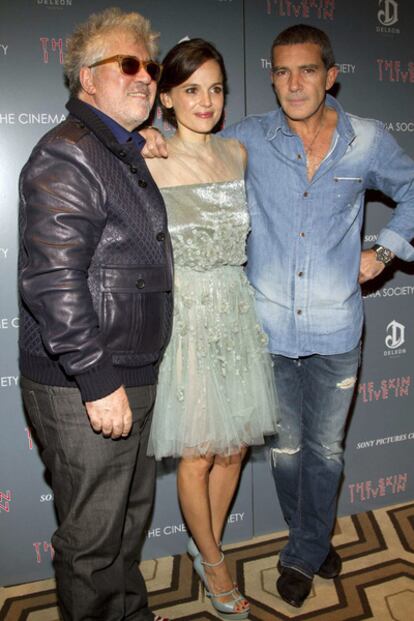 Pedro Almodóvar y los actores Elena Anaya y Antonio Banderas en el estreno de <i>La piel que habito</i> en Nueva York el pasado mes de octubre.