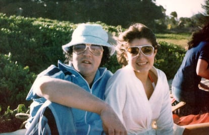 Elvis junto a su novia Ginger Alden, la última persona que lo vio con vida, en Hawaii en marzo de 1977.