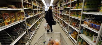 Pasillo en un supermercado en Niza (Francia).