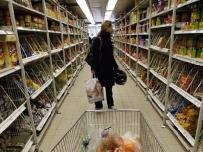 Pasillo en un supermercado en Niza (Francia).