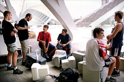 Jóvenes internautas esperando para participar en la VI edición del Campus Party.