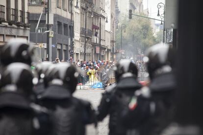 Choques entre manifestantes y polic&iacute;as en las calles cercanas al Z&oacute;calo.