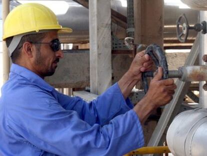 Un operario ajusta una v&aacute;lvula en la refiner&iacute;a de Baiji, a unos 180 kil&oacute;metros al norte de Bagdad (Irak). EFE/Archivo