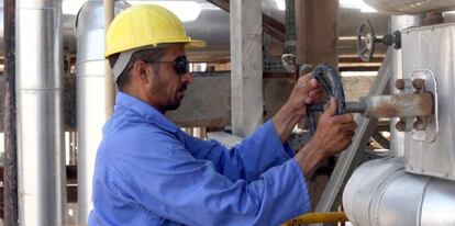 Un operario ajusta una válvula en la refinería de Baiji, a unos 180 kilómetros al norte de Bagdad (Irak). EFE/Archivo