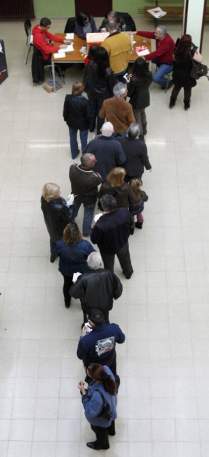 Cola en un colegio electoral de Barcelona.