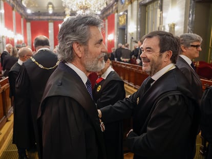 El que fuera presidente del Consejo General del Poder Judicial, Carlos Lesmes (a la izquierda) junto al actual presidente, Vicente Guilarte, el 24 de enero.