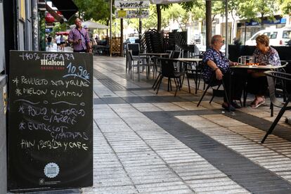 Una terraza sobre la acera en una calle de Madrid, en agosto.
