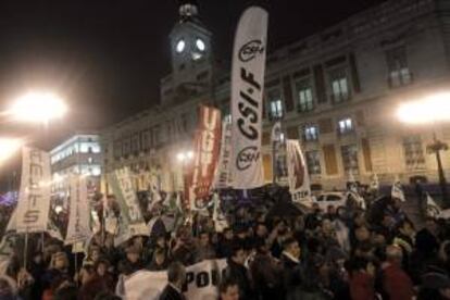 Cientos de personas participan en la manifestación de empleados públicos de la Comunidad de Madrid, convocada por las organizaciones sindicales representativas de la Administración regional para protestar contra los recortes del Gobierno de Ignacio González, celebrada esta tarde en Madrid.