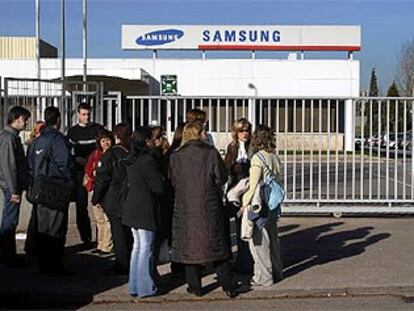 Trabajadores de Samsung ante la fábrica de Palau de Plegamans (Barcelona), tras anunciarse el cierre.