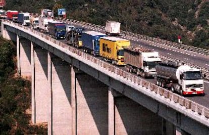 Los controles por la fiebre aftosa colapsaron el tráfico en La Jonquera (Girona).