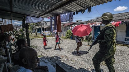 Un elemento del Ejército colombiano patrulla las calles de Buenaventura, en el Valle del Cauca.