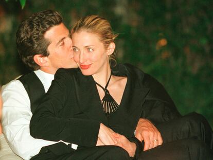 John F. Kennedy Jr. y Carolyn Bessette en la cena de corresponsales de la Casa Blanca en 1999.