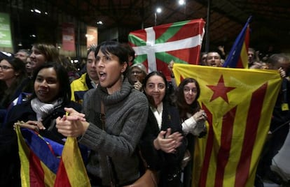 Supporters of independence listen to results of the vote.